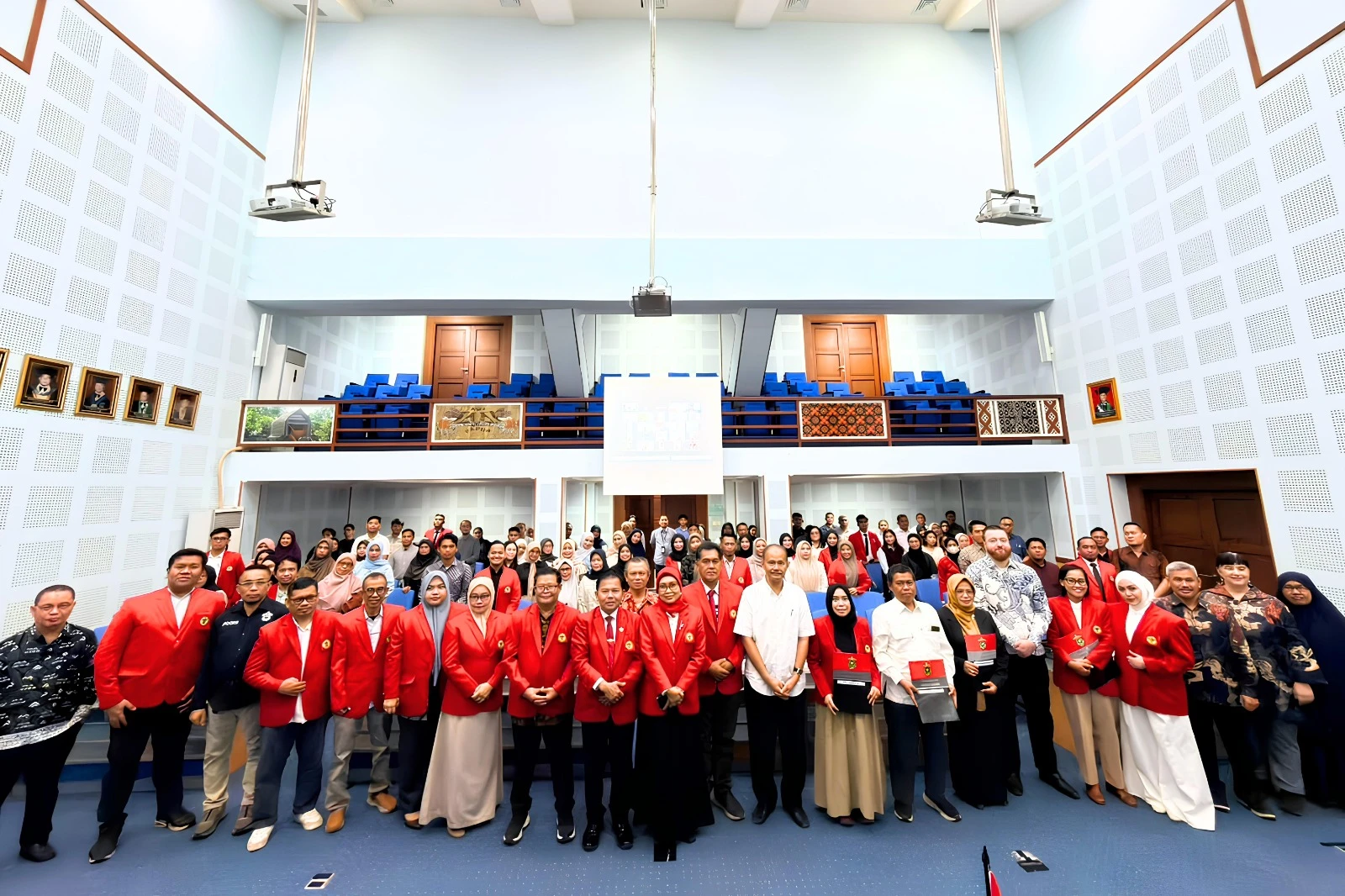 Mahasiswa baru bersama pimpinan Sekolah Pascasarjana Unhas seusai penerimaan tahun akademik 2026. (Foto: Dok. Sekolah Pascasarjana Unhas)